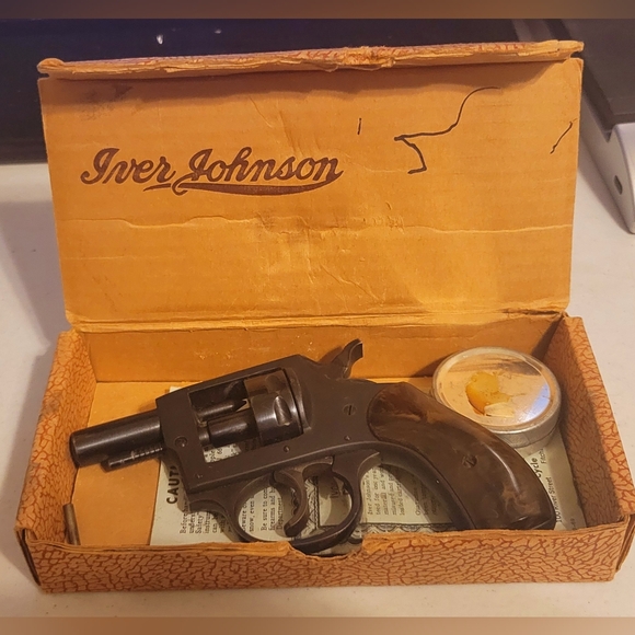 THEATRICAL PROP GUN IVER JOHNSON BLANK STARTER PISTOL W/ ORIGINAL BOX - Picture 10 of 10